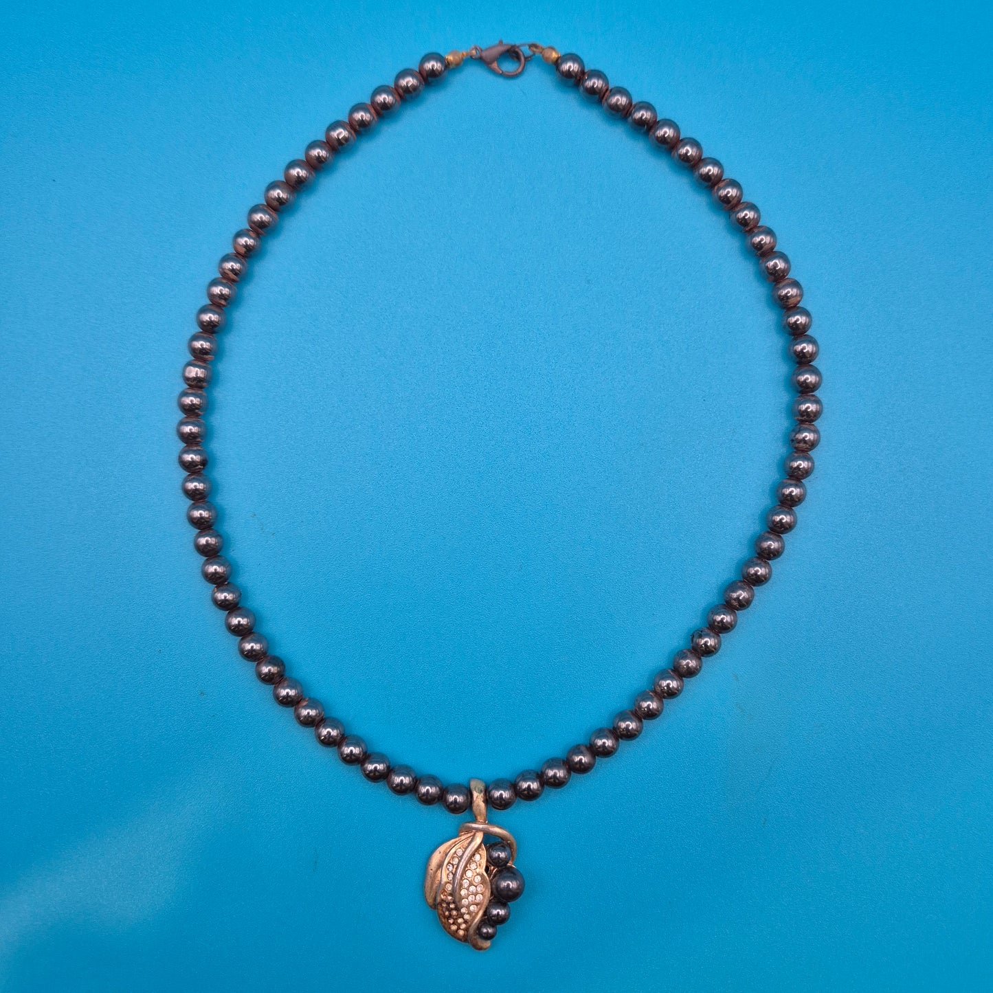 Vintage Kette mit anthrazitfarbenen Perlen und Blatt-Anhänger