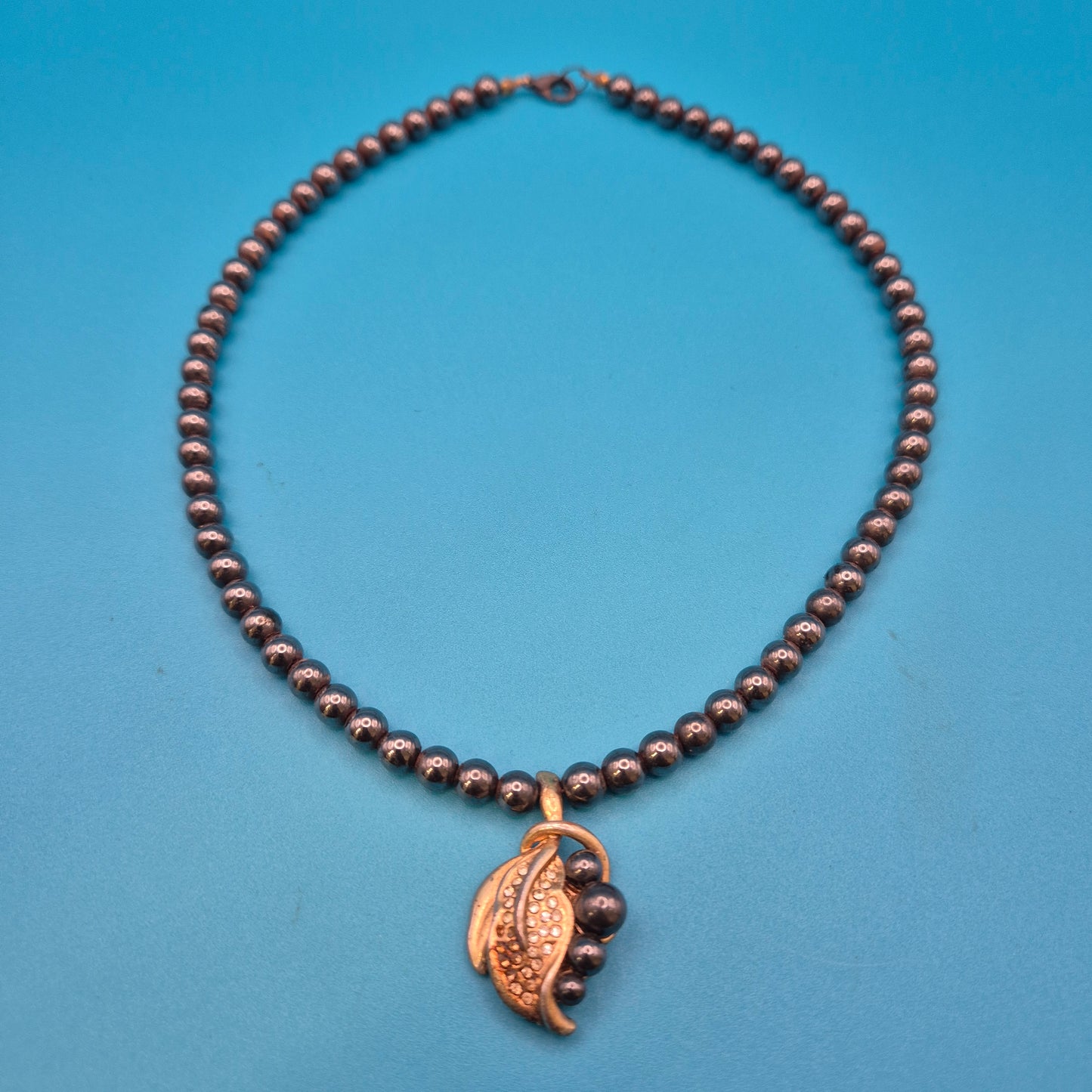 Vintage Kette mit anthrazitfarbenen Perlen und Blatt-Anhänger