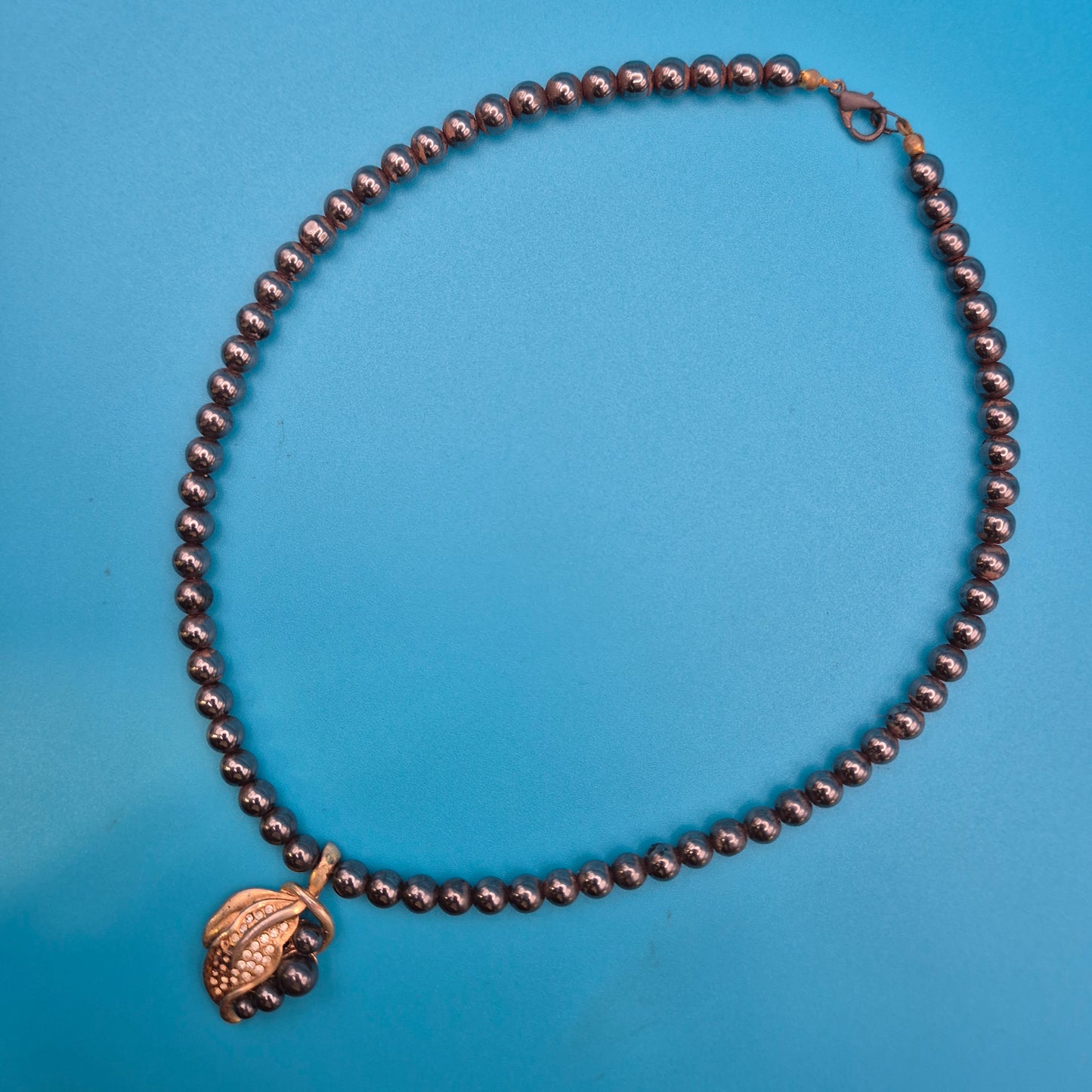 Vintage Kette mit anthrazitfarbenen Perlen und Blatt-Anhänger