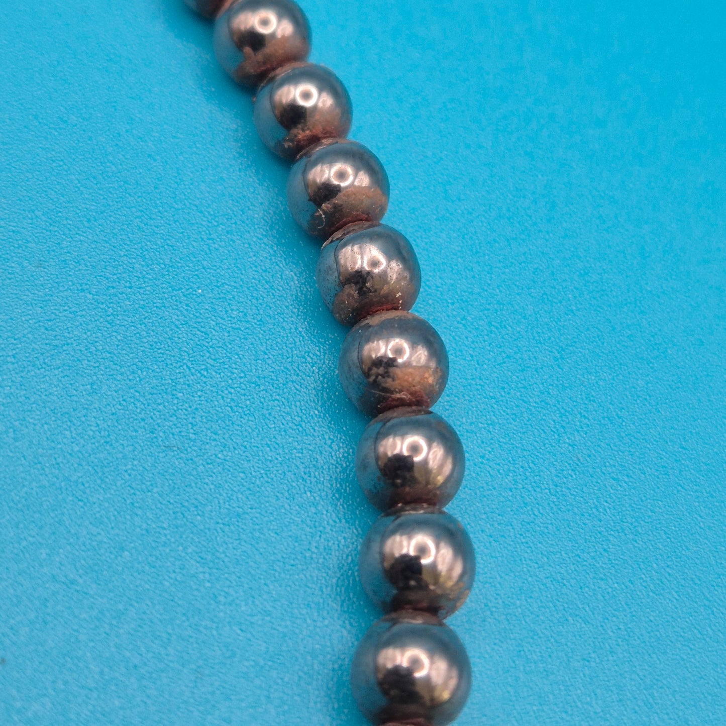 Vintage Kette mit anthrazitfarbenen Perlen und Blatt-Anhänger