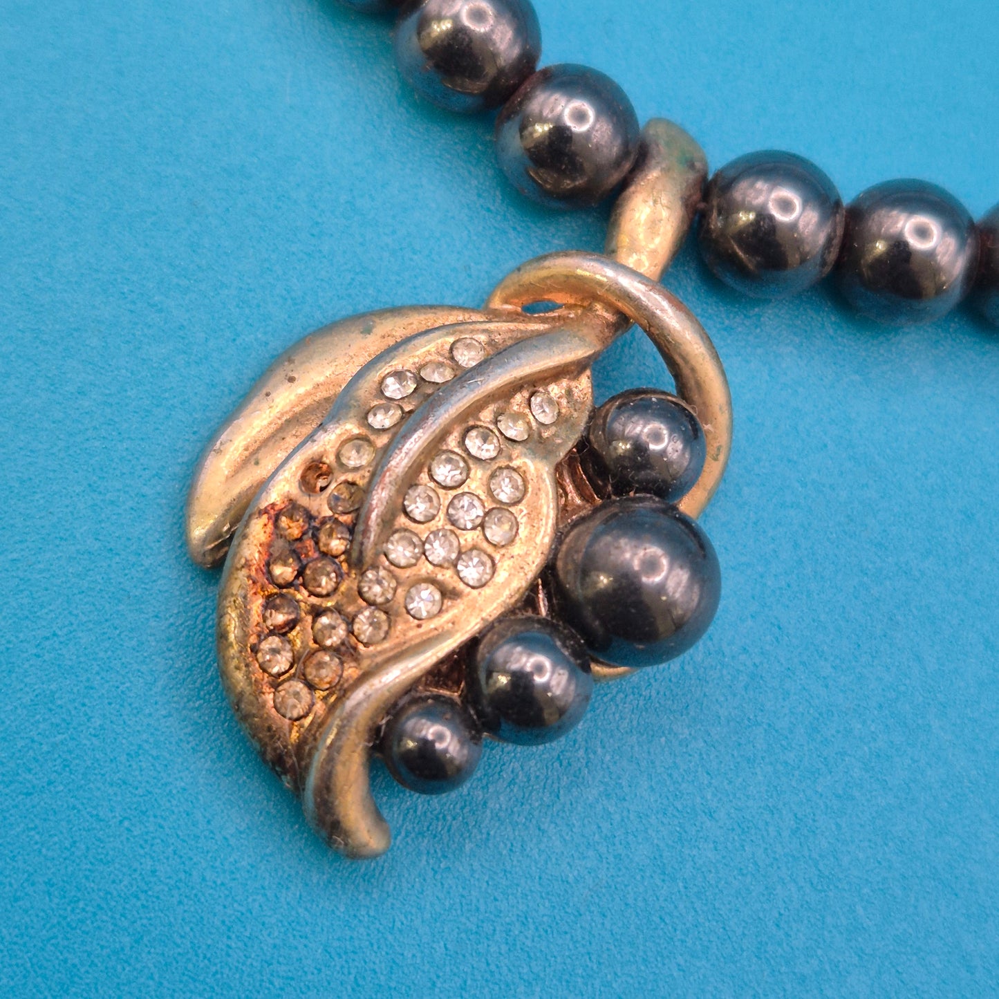 Vintage Kette mit anthrazitfarbenen Perlen und Blatt-Anhänger