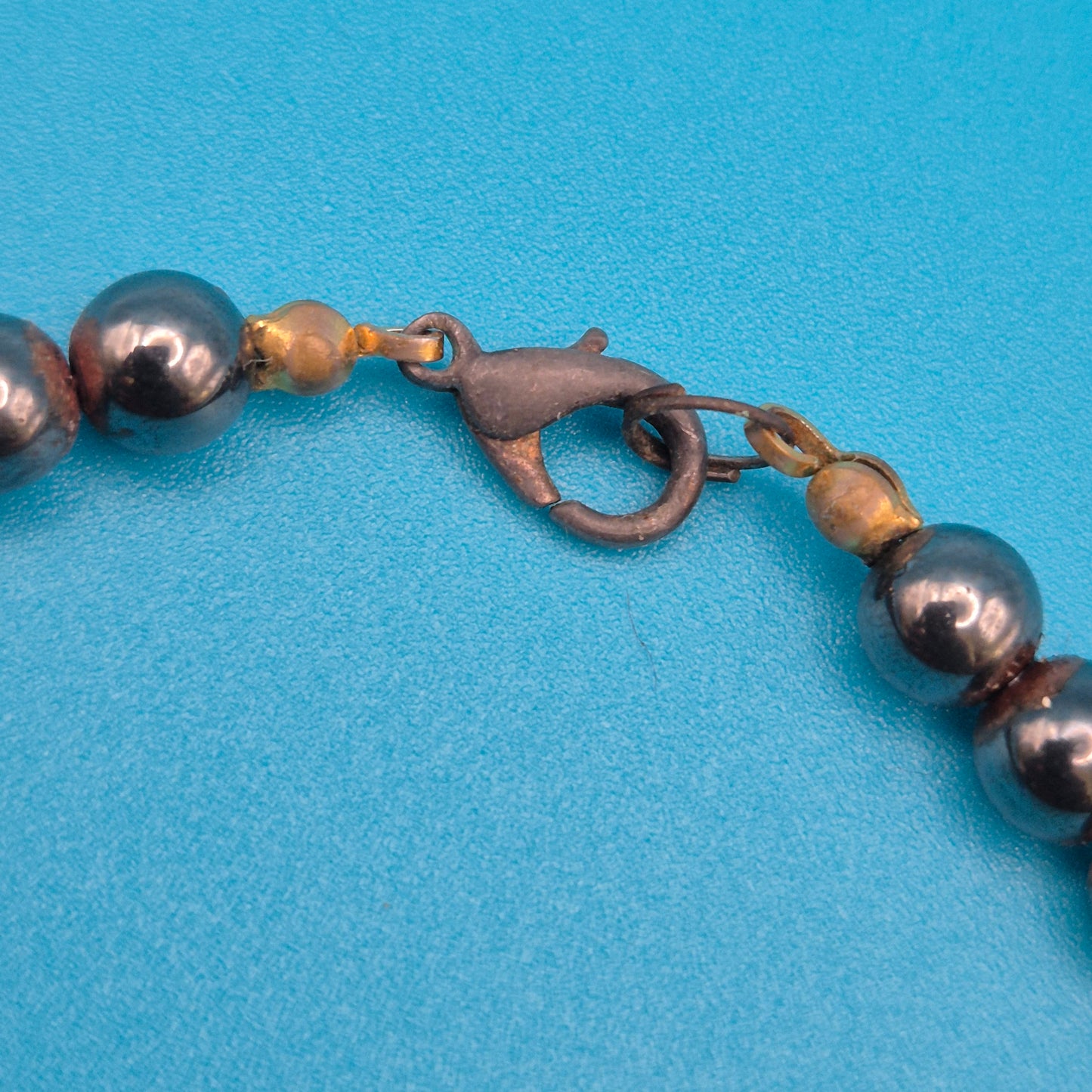 Vintage Kette mit anthrazitfarbenen Perlen und Blatt-Anhänger