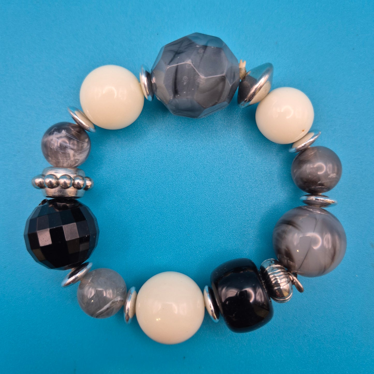 Elegantes Vintage-Statement-Armband mit schwarz-weißen Acrylperlen