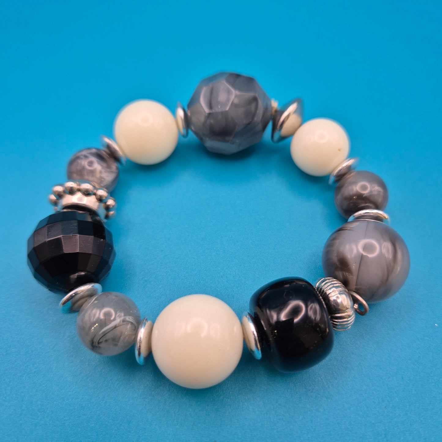 Elegantes Vintage-Statement-Armband mit schwarz-weißen Acrylperlen
