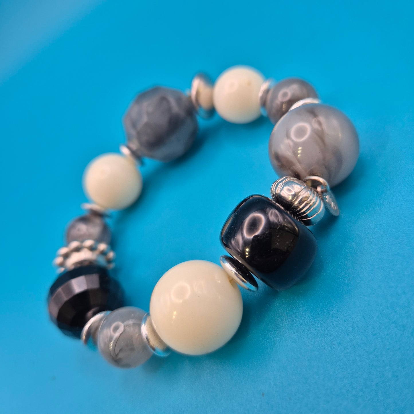 Elegantes Vintage-Statement-Armband mit schwarz-weißen Acrylperlen