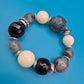 Elegantes Vintage-Statement-Armband mit schwarz-weißen Acrylperlen