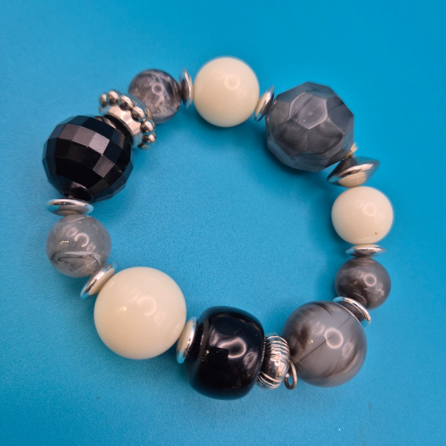 Elegantes Vintage-Statement-Armband mit schwarz-weißen Acrylperlen