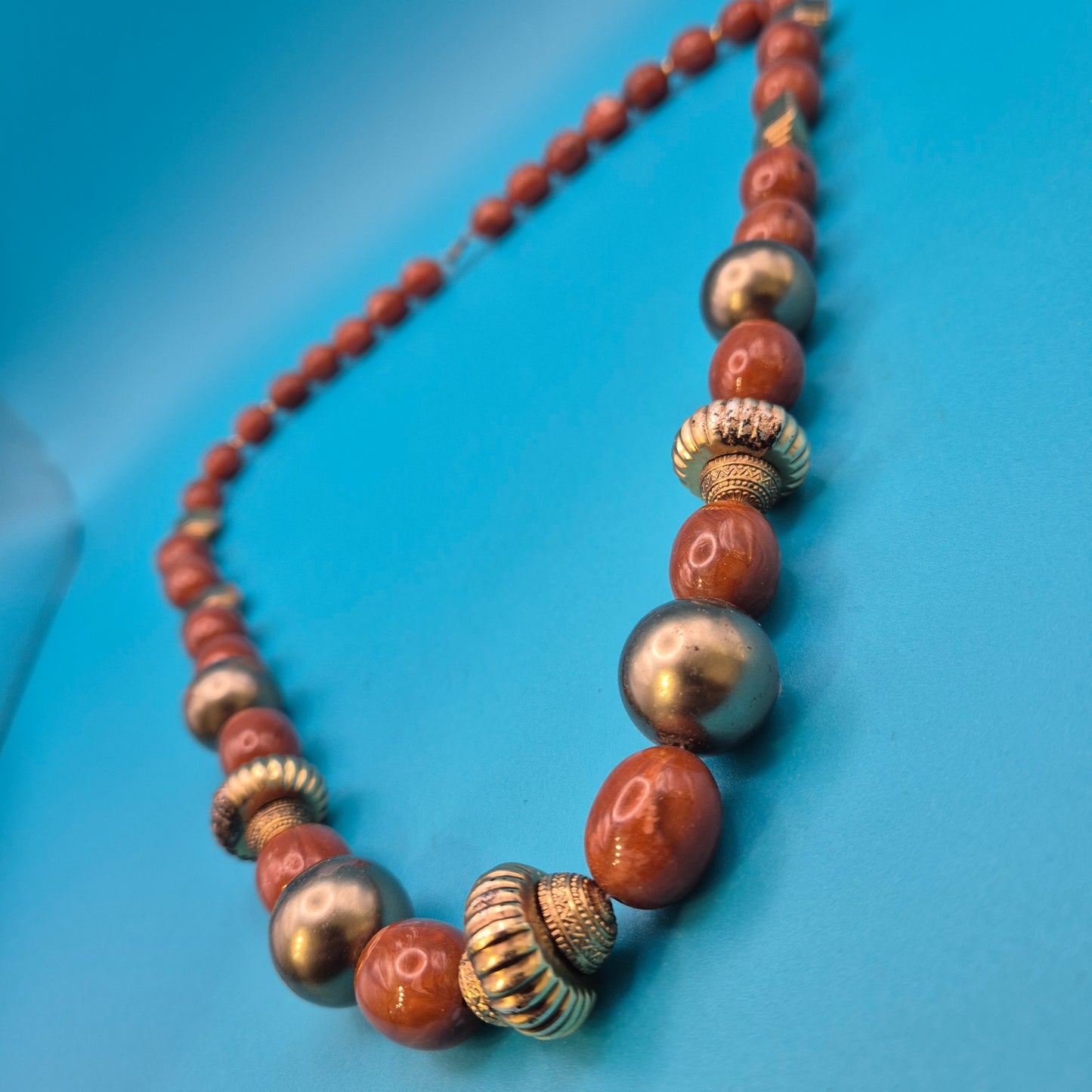 Vintage Statement-Kette mit braunen Glanzperlen und goldenen Akzenten