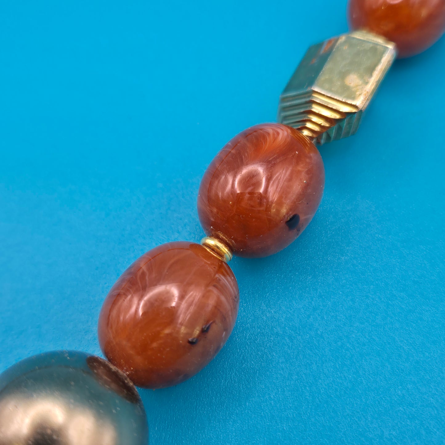 Vintage Statement-Kette mit braunen Glanzperlen und goldenen Akzenten