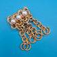 Elegante Vintage-Brosche in Goldoptik mit drei Perlen-Applikationen