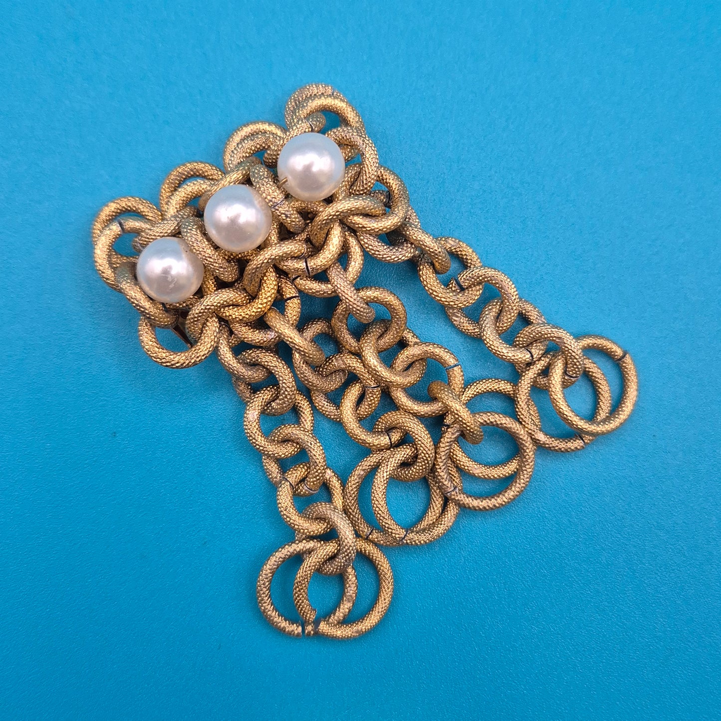 Elegante Vintage-Brosche in Goldoptik mit drei Perlen-Applikationen
