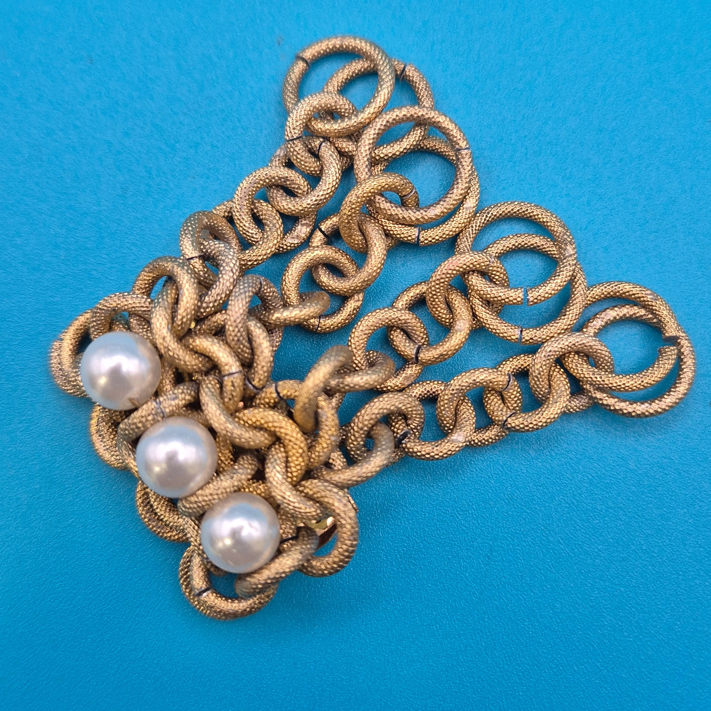 Elegante Vintage-Brosche in Goldoptik mit drei Perlen-Applikationen