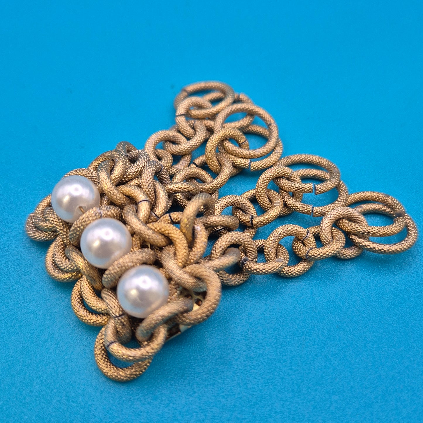Elegante Vintage-Brosche in Goldoptik mit drei Perlen-Applikationen