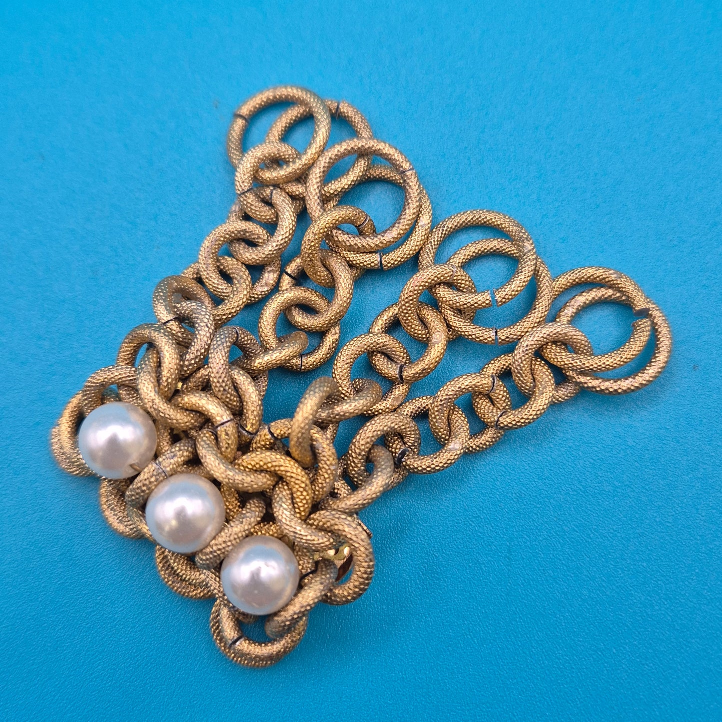 Elegante Vintage-Brosche in Goldoptik mit drei Perlen-Applikationen