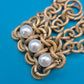 Elegante Vintage-Brosche in Goldoptik mit drei Perlen-Applikationen