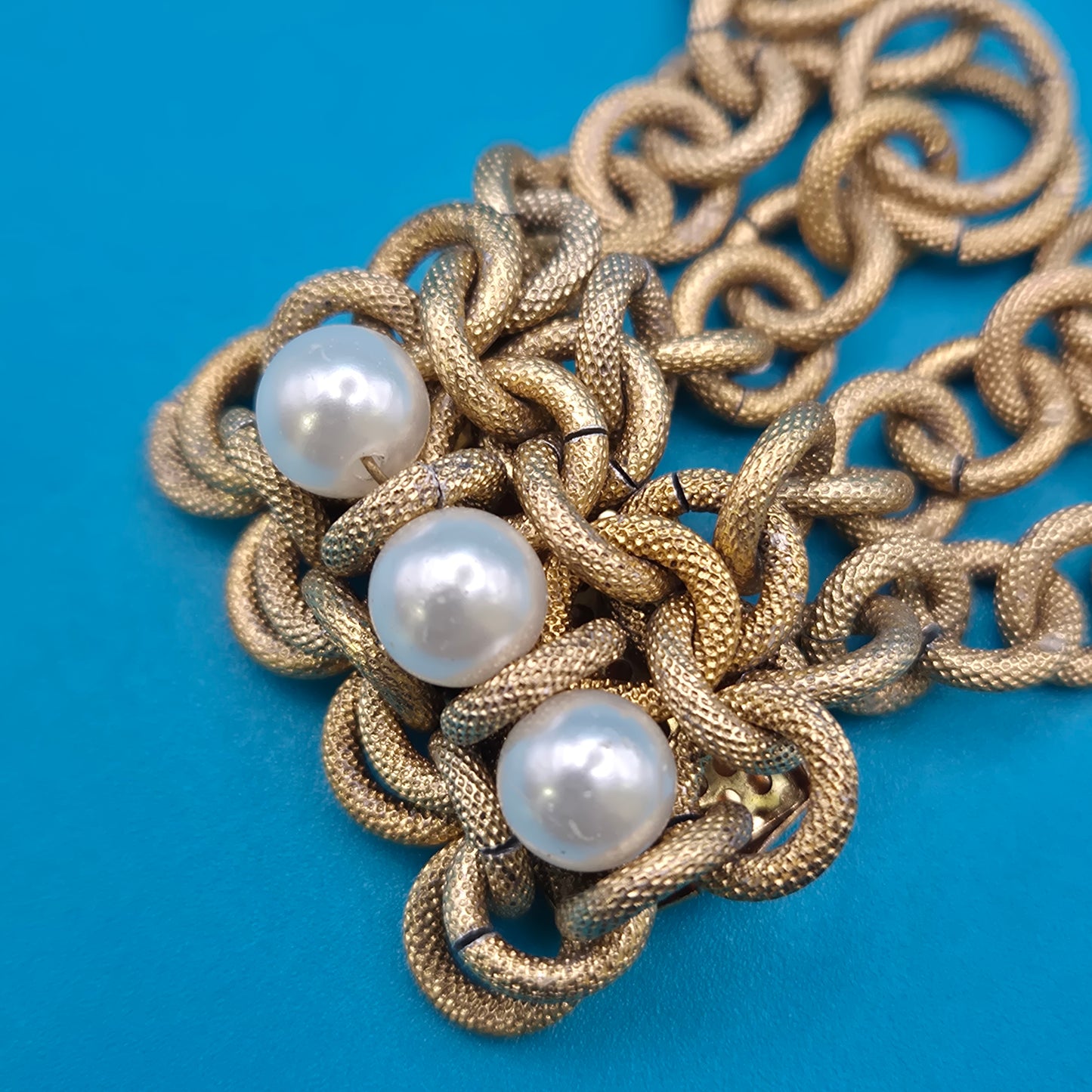 Elegante Vintage-Brosche in Goldoptik mit drei Perlen-Applikationen