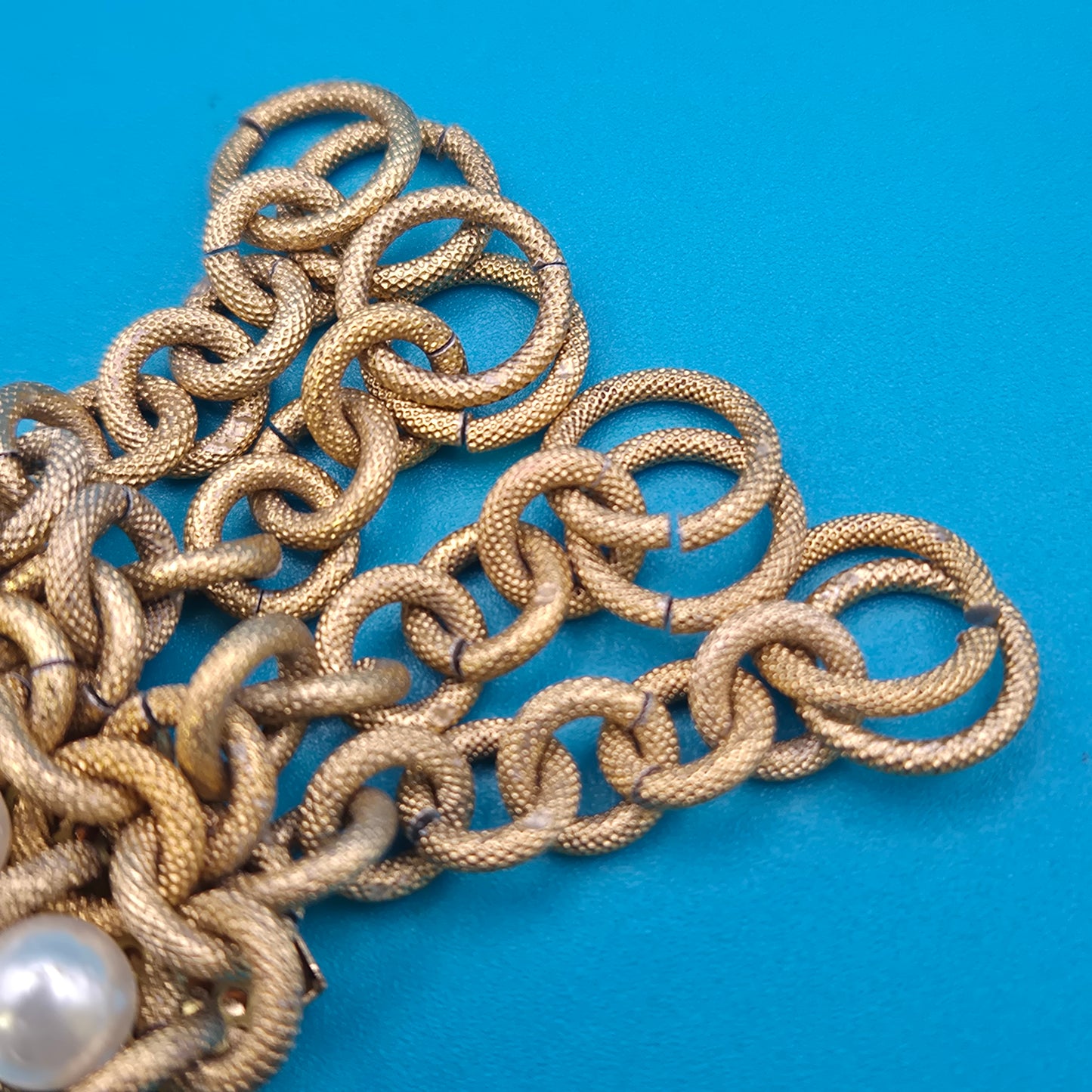 Elegante Vintage-Brosche in Goldoptik mit drei Perlen-Applikationen