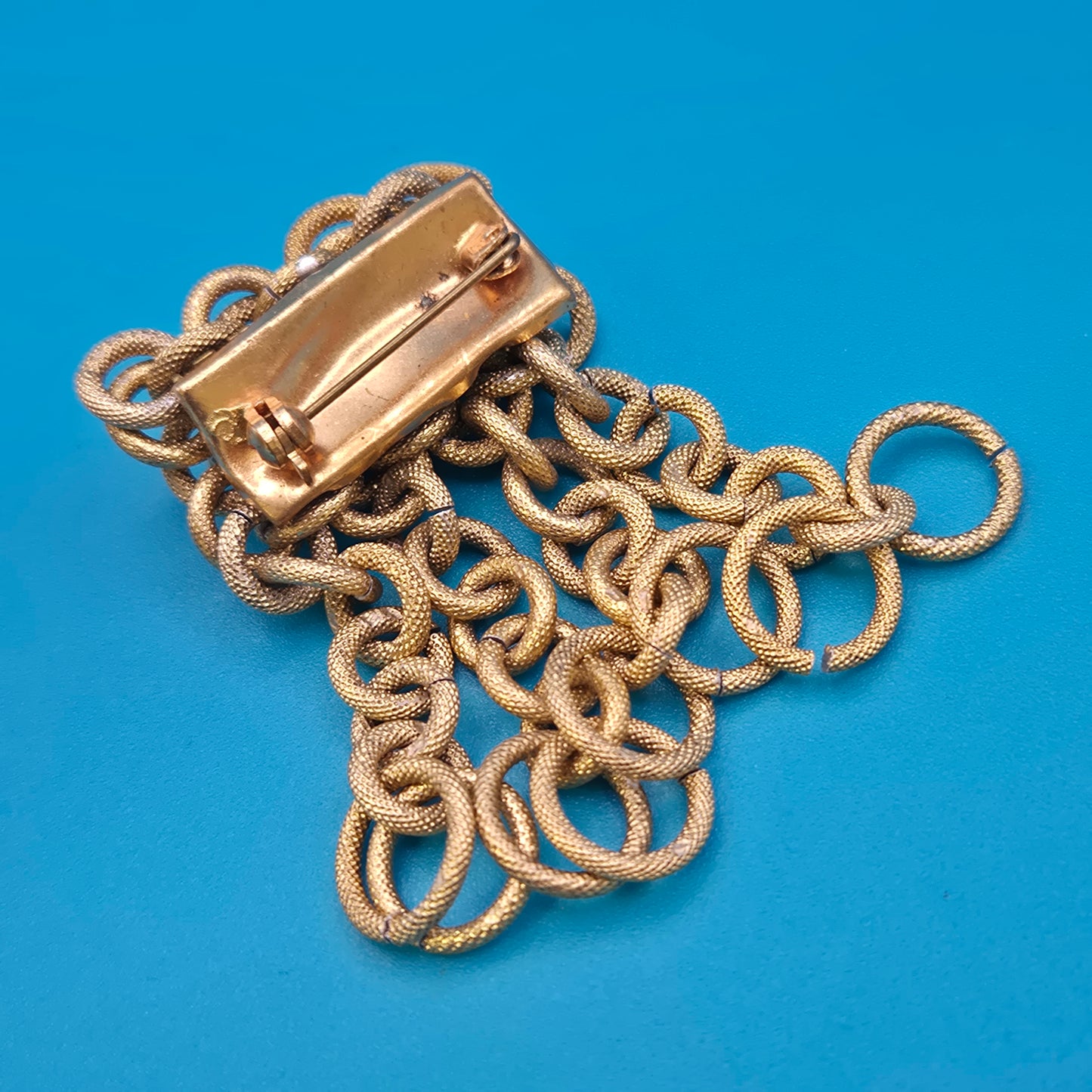 Elegante Vintage-Brosche in Goldoptik mit drei Perlen-Applikationen