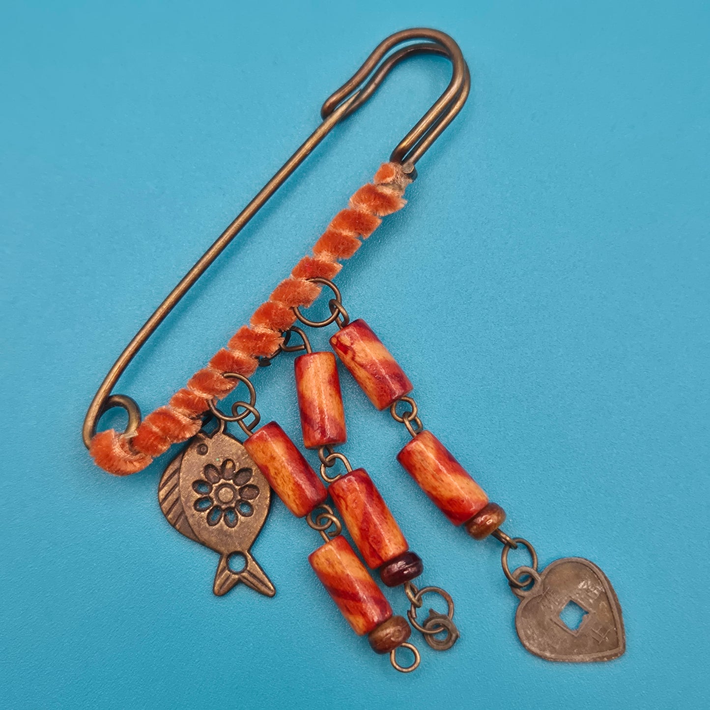 Vintage Sicherheitsnadel-Brosche mit Glückssymbolen und Holzperlen