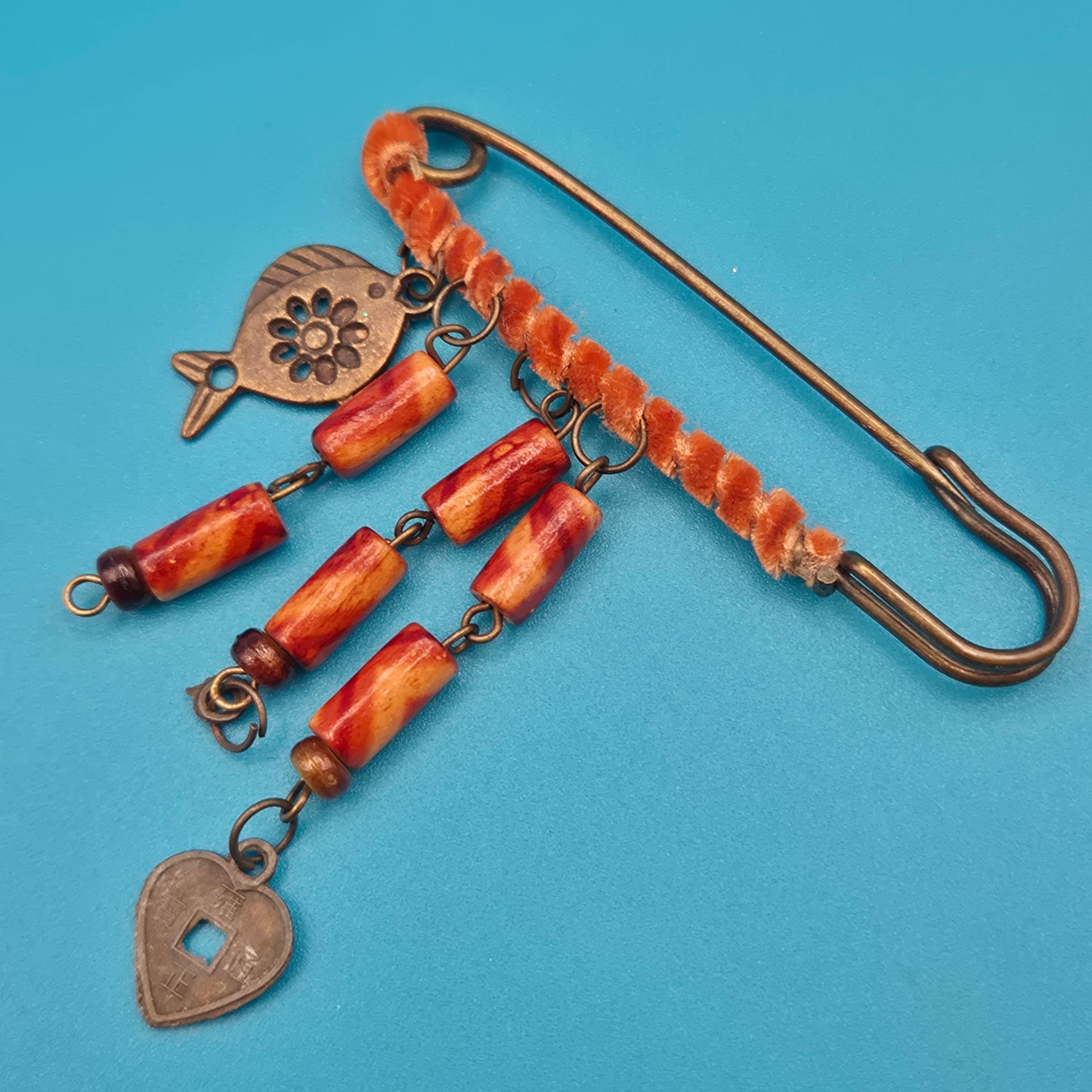 Vintage Sicherheitsnadel-Brosche mit Glückssymbolen und Holzperlen