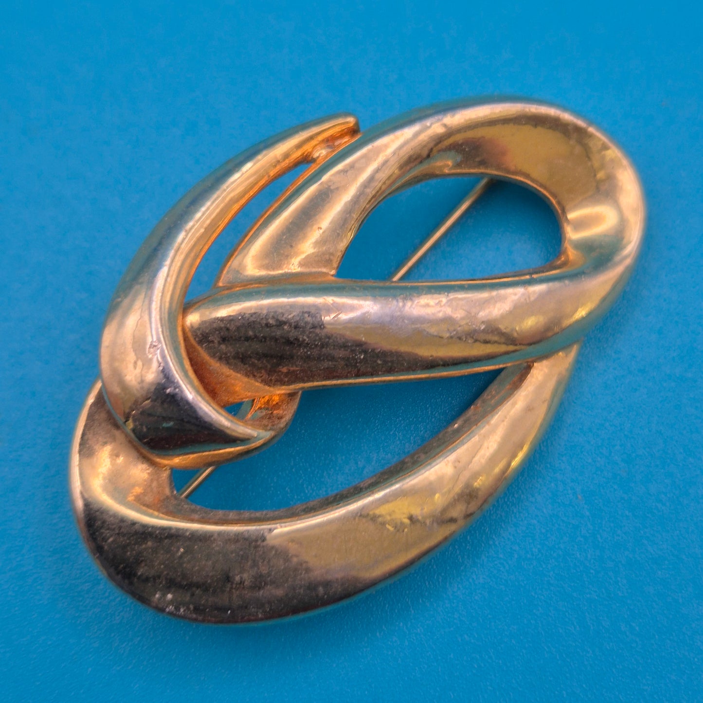 Elegante Vintage-Brosche in geschwungener Knoten-Optik, Goldfarben