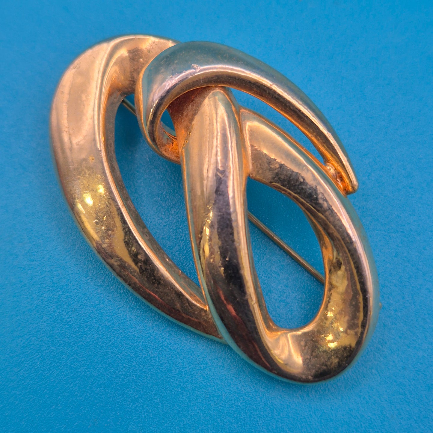 Elegante Vintage-Brosche in geschwungener Knoten-Optik, Goldfarben