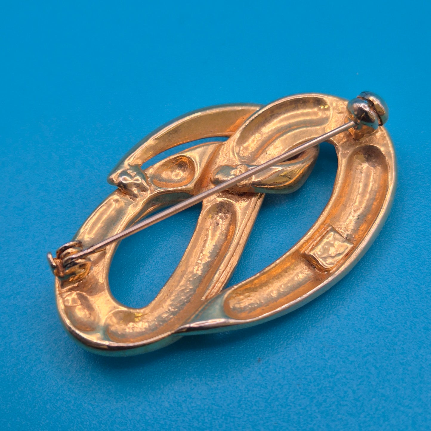 Elegante Vintage-Brosche in geschwungener Knoten-Optik, Goldfarben