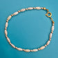 Elegantes Vintage-Armband mit weißen Reisperlen und goldenen Elementen