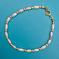 Elegantes Vintage-Armband mit weißen Reisperlen und goldenen Elementen