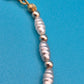 Elegantes Vintage-Armband mit weißen Reisperlen und goldenen Elementen
