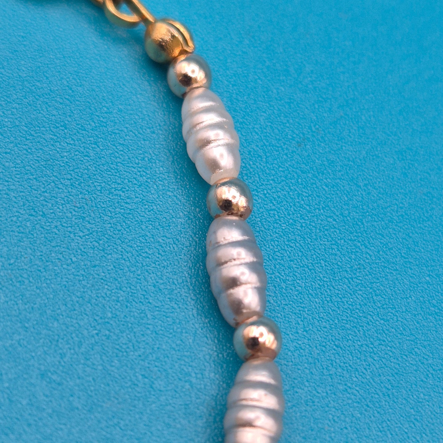 Elegantes Vintage-Armband mit weißen Reisperlen und goldenen Elementen
