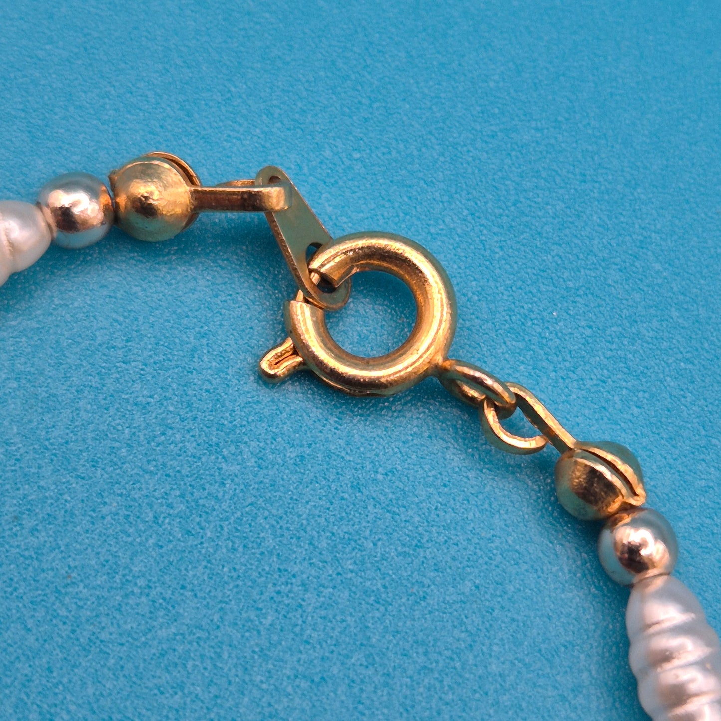 Elegantes Vintage-Armband mit weißen Reisperlen und goldenen Elementen