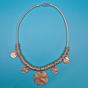 Vintage Statement Collier mit Hammerschlag-Anhängern und Gliederkette