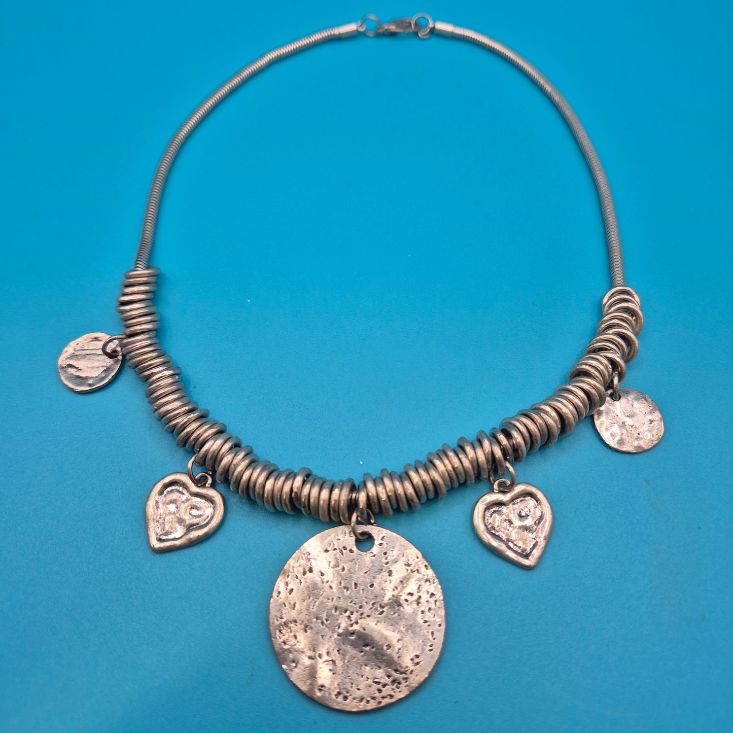 Vintage Statement Collier mit Hammerschlag-Anhängern und Gliederkette