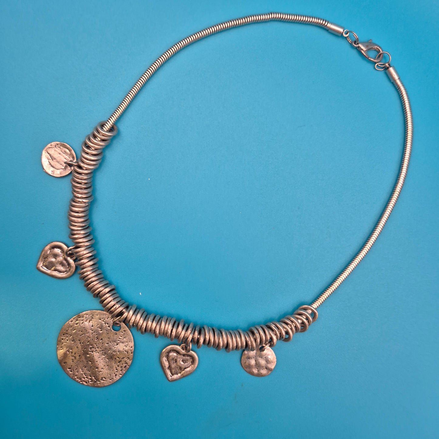 Vintage Statement Collier mit Hammerschlag-Anhängern und Gliederkette
