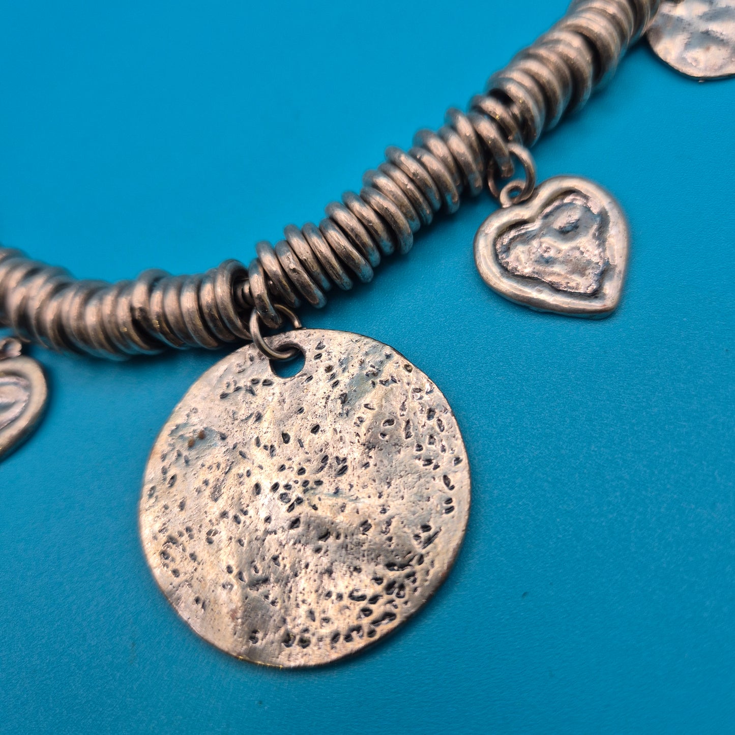Vintage Statement Collier mit Hammerschlag-Anhängern und Gliederkette