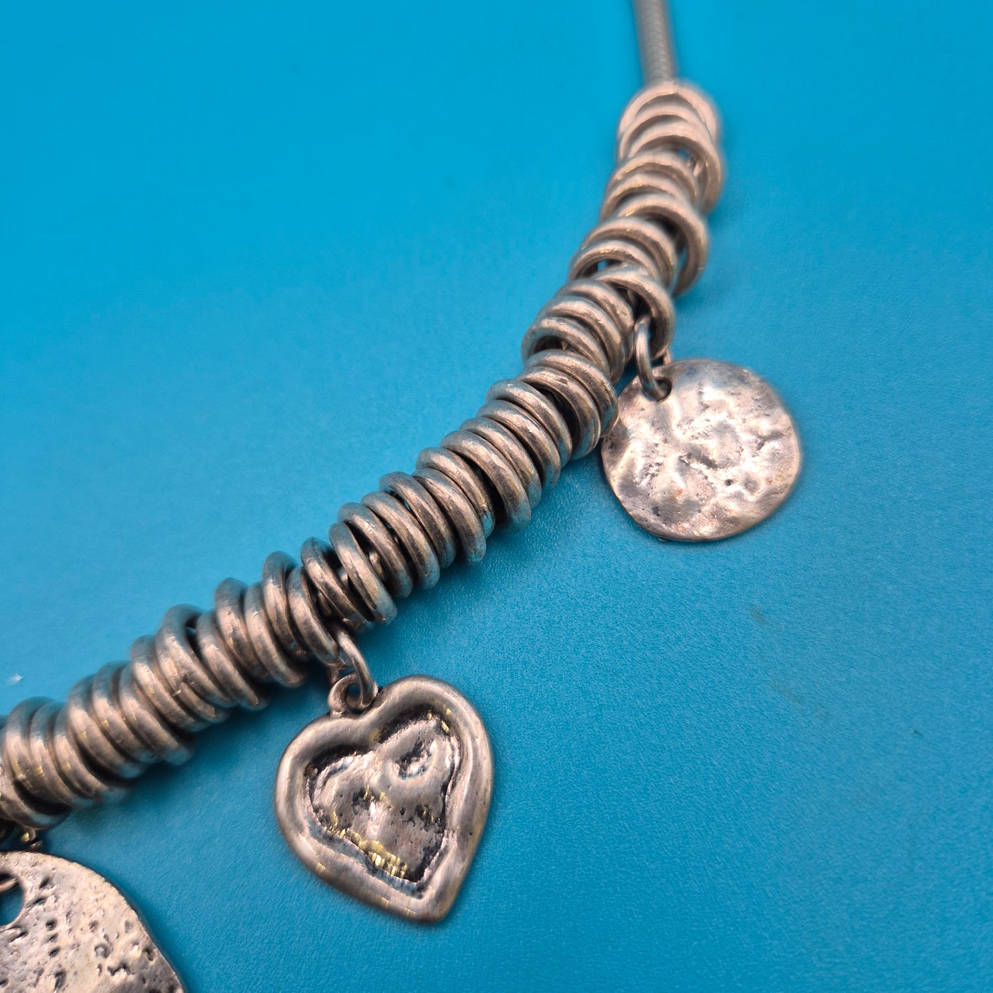 Vintage Statement Collier mit Hammerschlag-Anhängern und Gliederkette