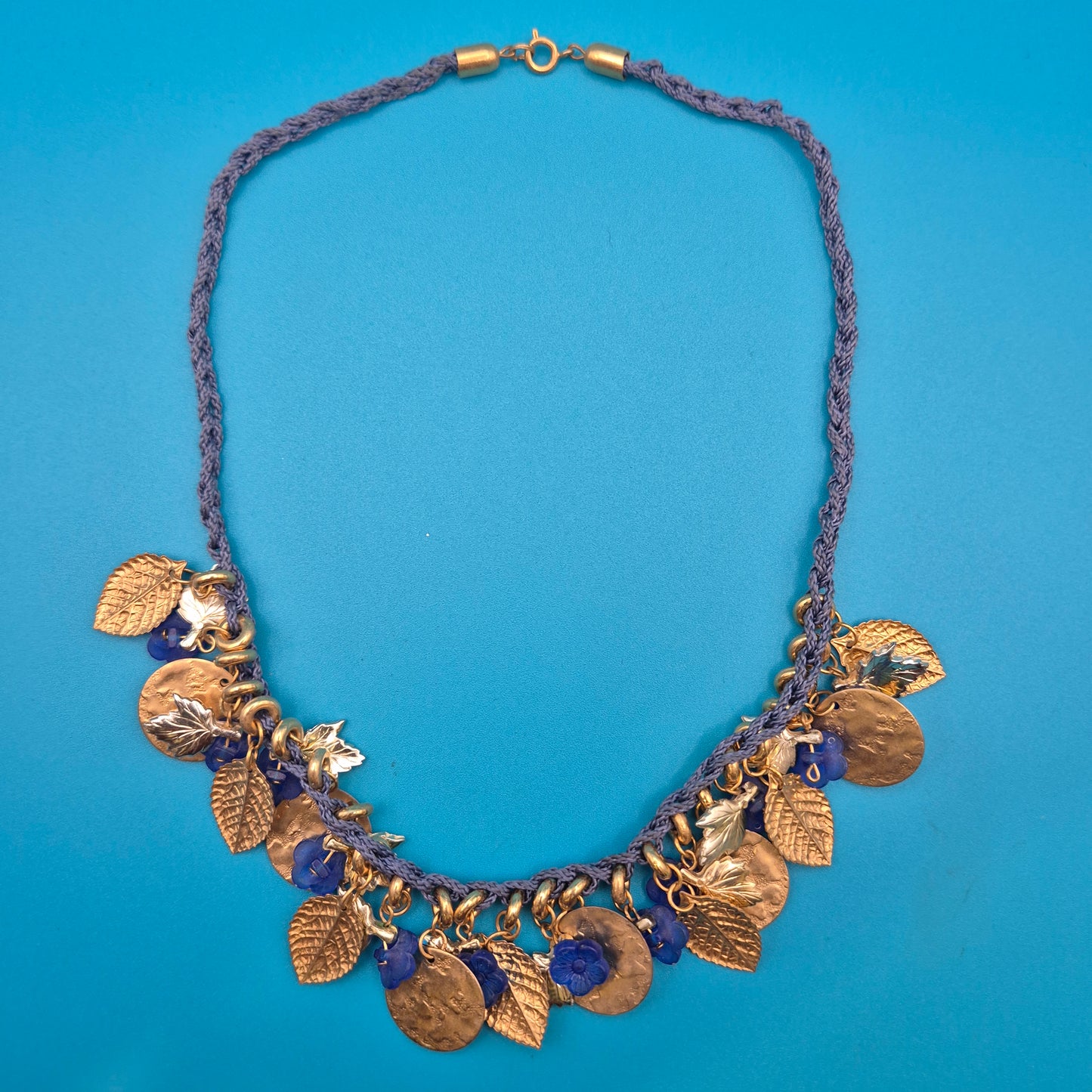 Vintage Statement-Kette mit floralen Anhängern und blauem Textilband
