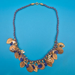 Vintage Statement-Kette mit floralen Anhängern und blauem Textilband