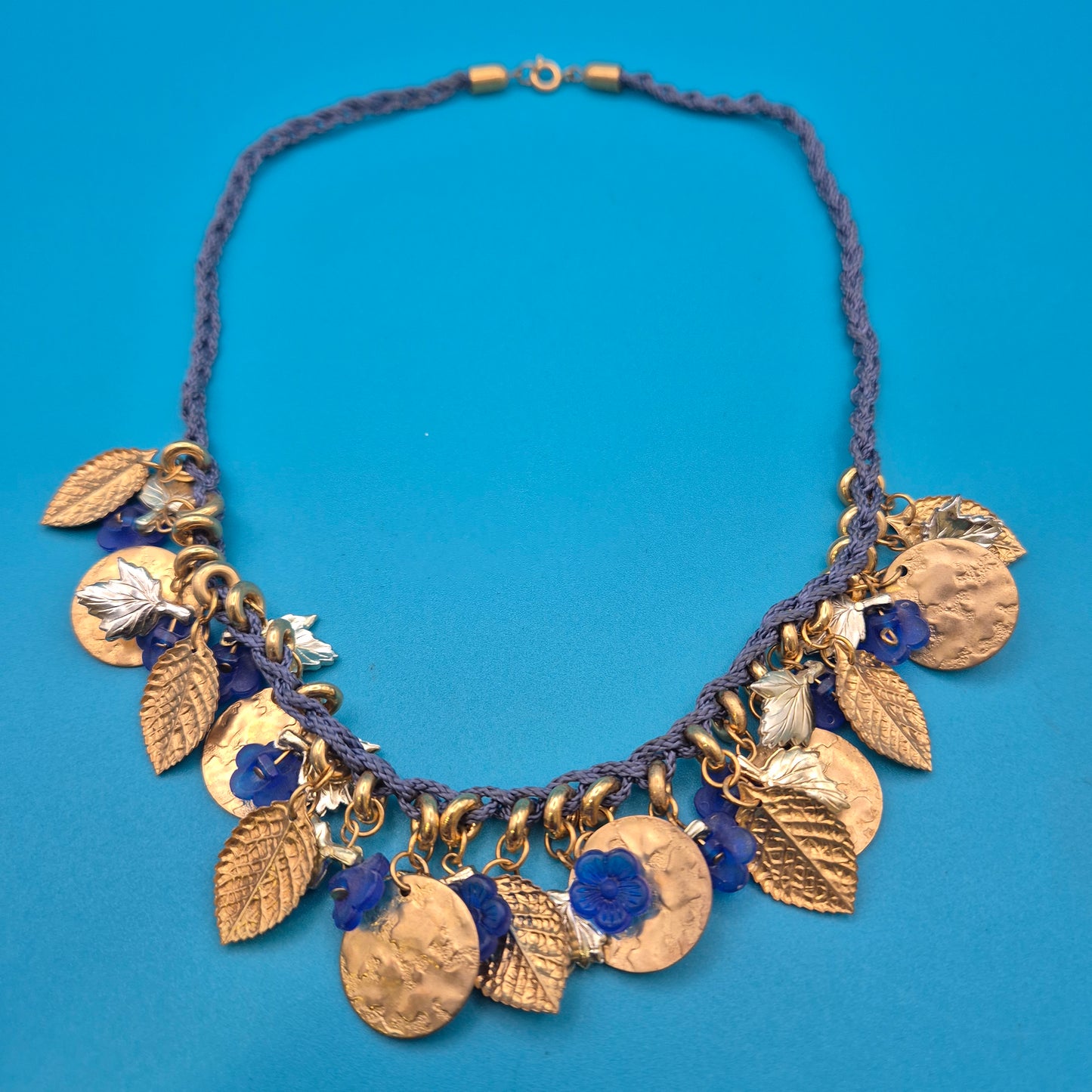 Vintage Statement-Kette mit floralen Anhängern und blauem Textilband