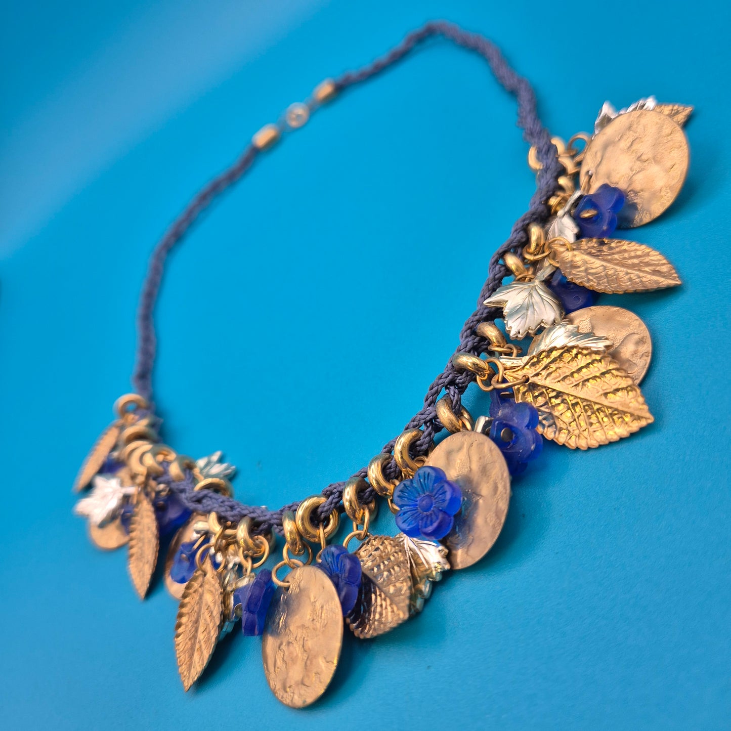Vintage Statement-Kette mit floralen Anhängern und blauem Textilband