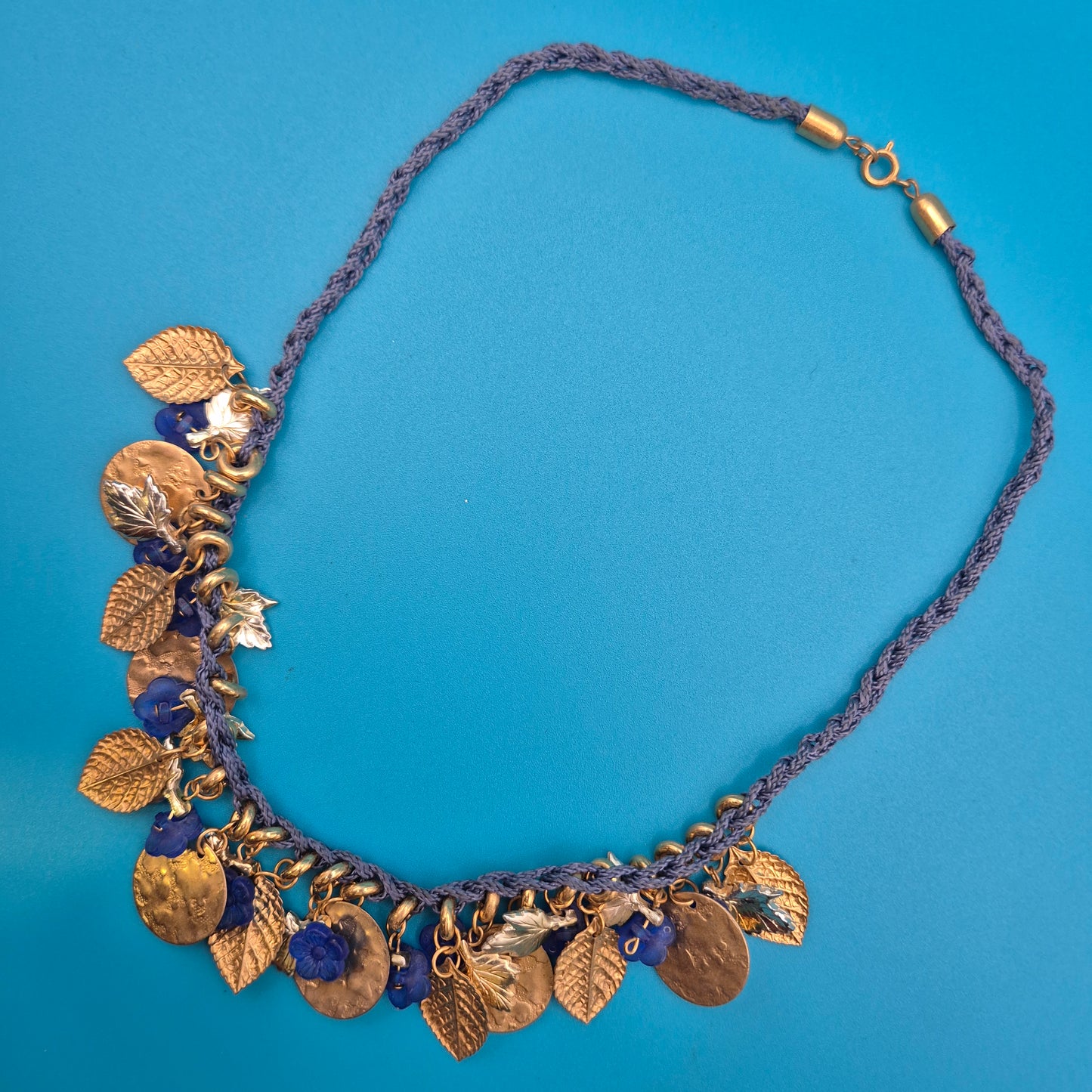 Vintage Statement-Kette mit floralen Anhängern und blauem Textilband