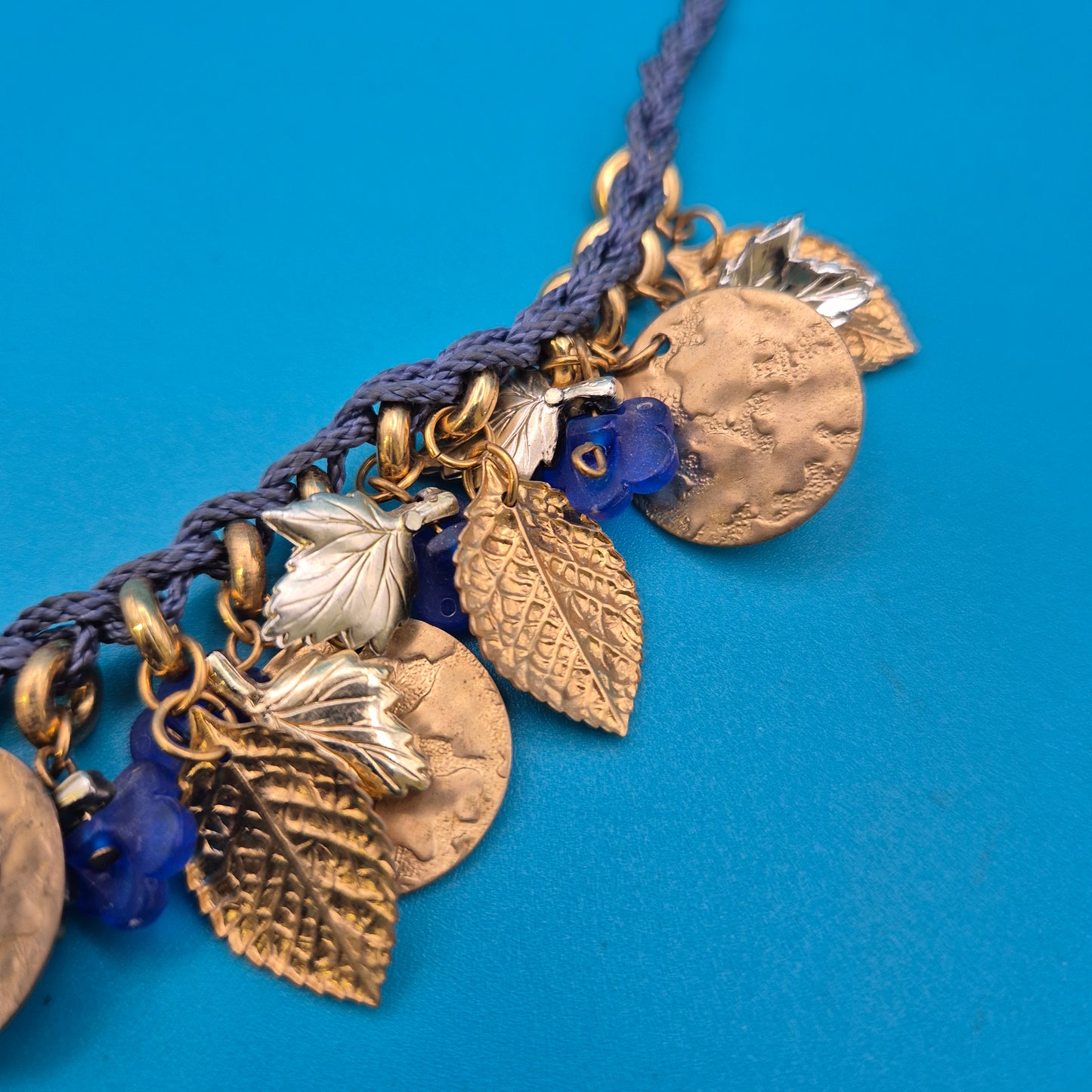 Vintage Statement-Kette mit floralen Anhängern und blauem Textilband