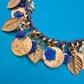 Vintage Statement-Kette mit floralen Anhängern und blauem Textilband