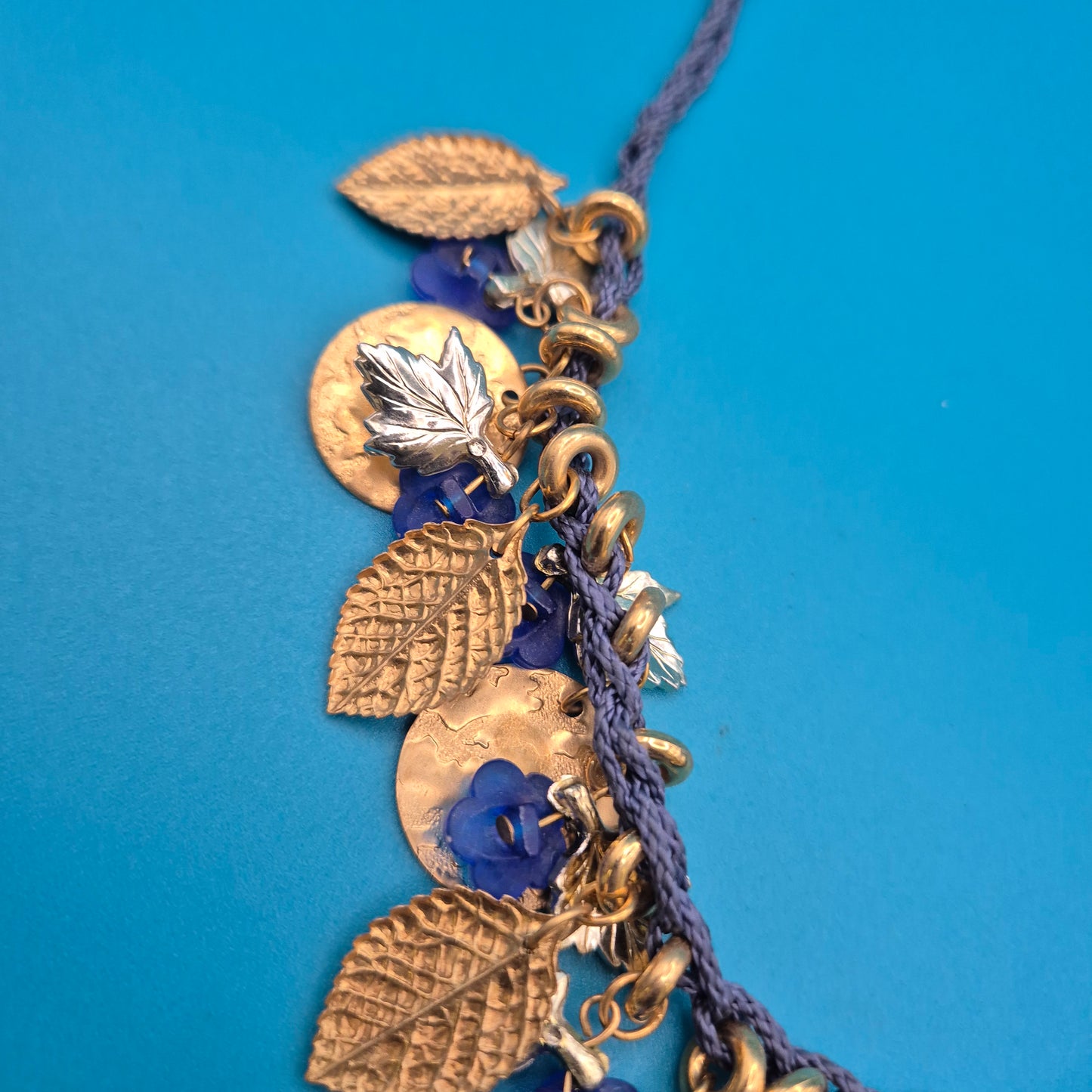 Vintage Statement-Kette mit floralen Anhängern und blauem Textilband