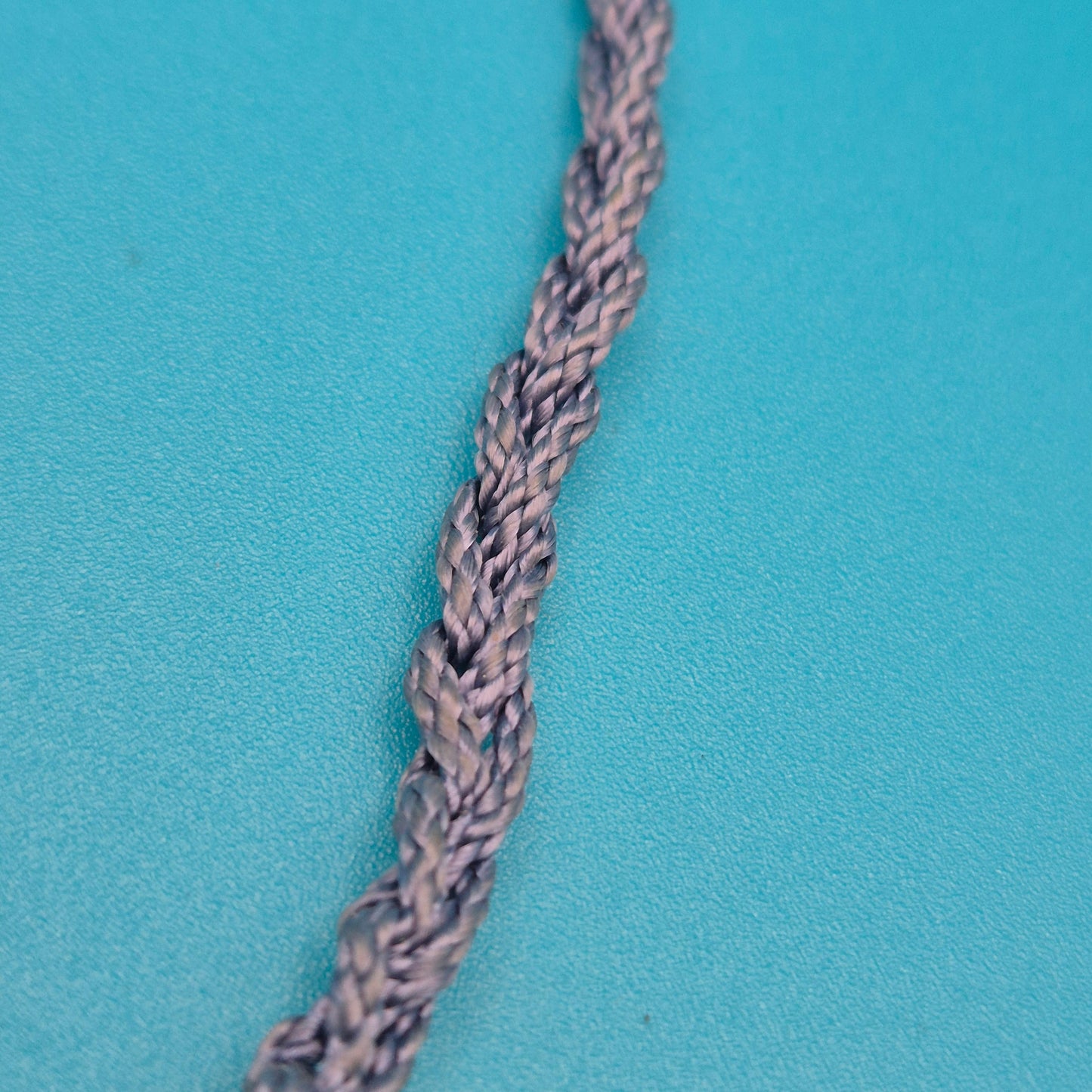 Vintage Statement-Kette mit floralen Anhängern und blauem Textilband