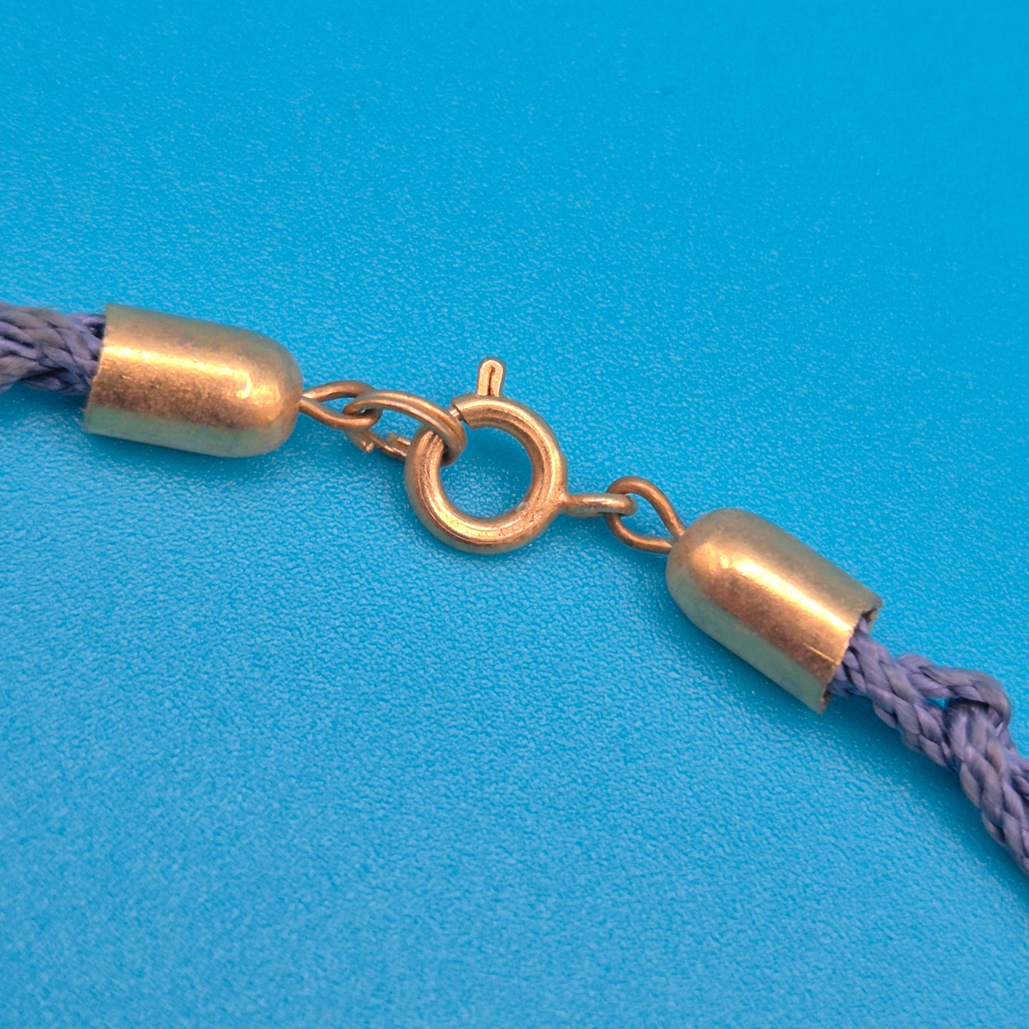 Vintage Statement-Kette mit floralen Anhängern und blauem Textilband