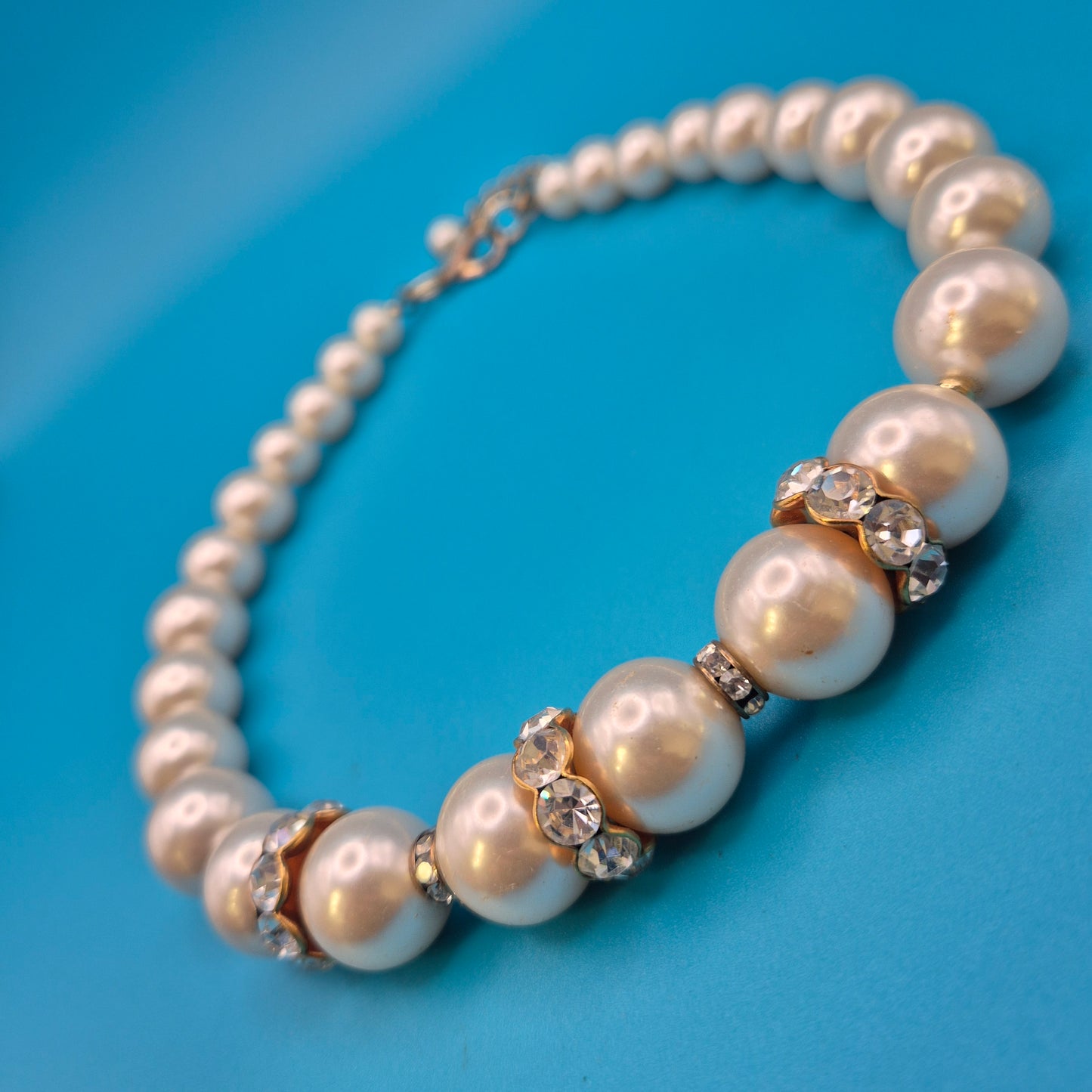 Elegantes Perlenarmband mit Strass-Elementen Vintage Gold-Optik