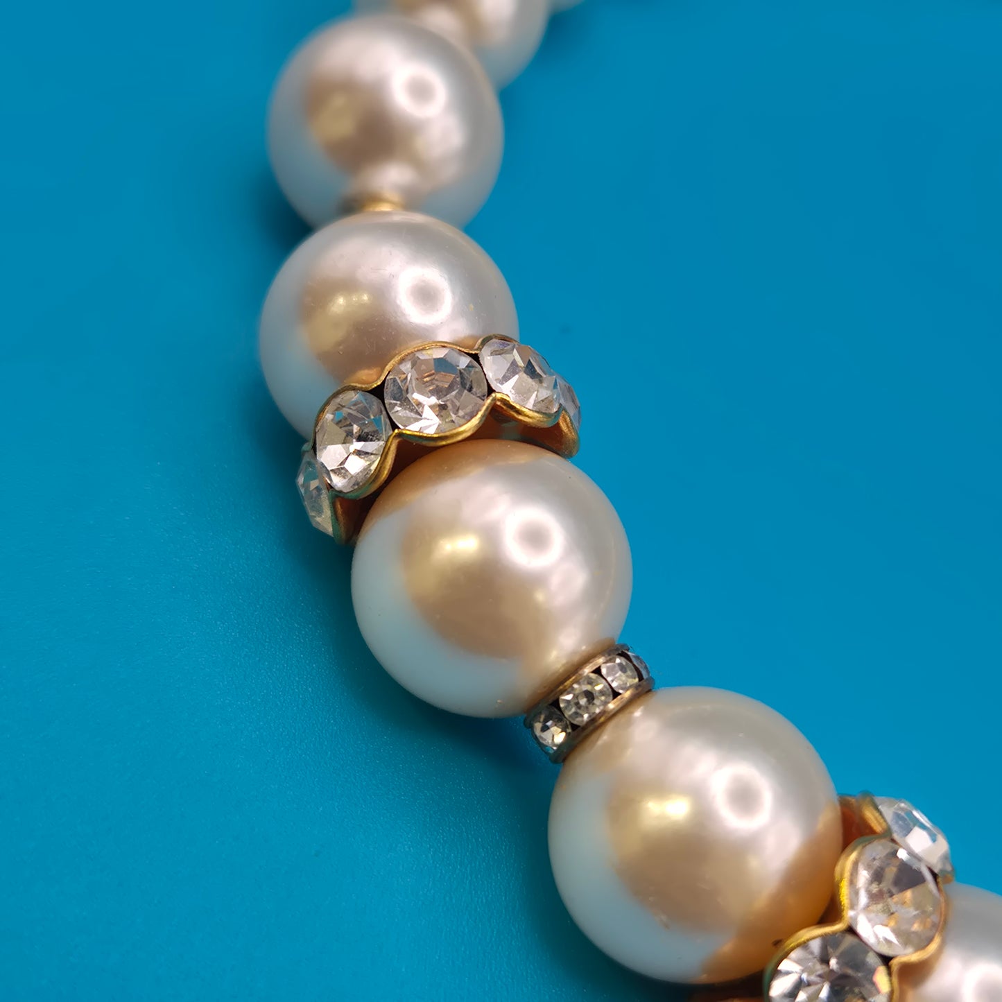 Elegantes Perlenarmband mit Strass-Elementen Vintage Gold-Optik