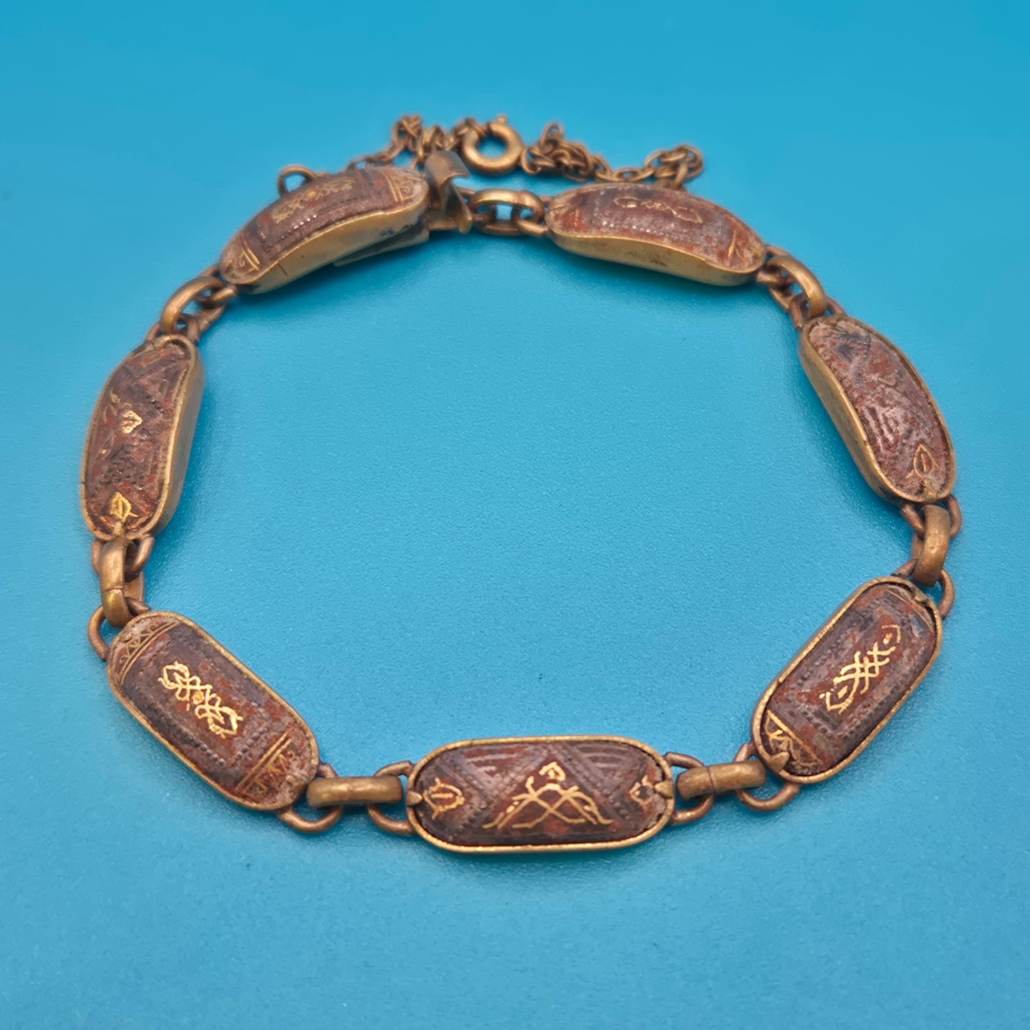 Vintage Armband mit gravierten Metallgliedern und goldenen Ornamenten
